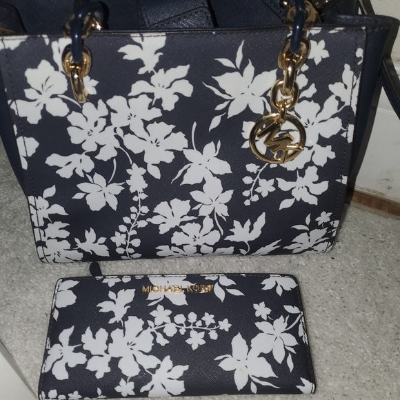 Bundled sale Michael kors purse and wallet - Picture 2 of 15